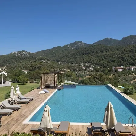 Greenery With Shared Pool In Μαρμαρίς