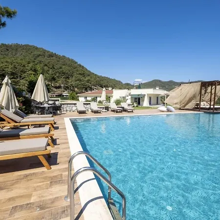 Greenery With Shared Pool In Μαρμαρίς